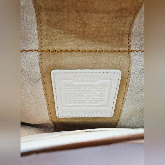 Coach Hampton Leather Beige White Wristlet Clutch Buckle Logo Charm 6694 - Picture 9 of 11